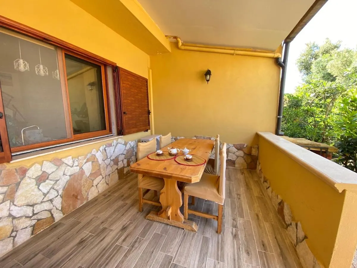 Dom wakacyjny Capitana Beach Home Privat Parking- 350 From The Beach Quartu SantʼElena Włochy